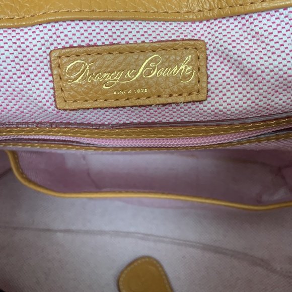Dooney & Bourke Pebble Logo Lock Large Sac in natural. - Picture 8 of 15